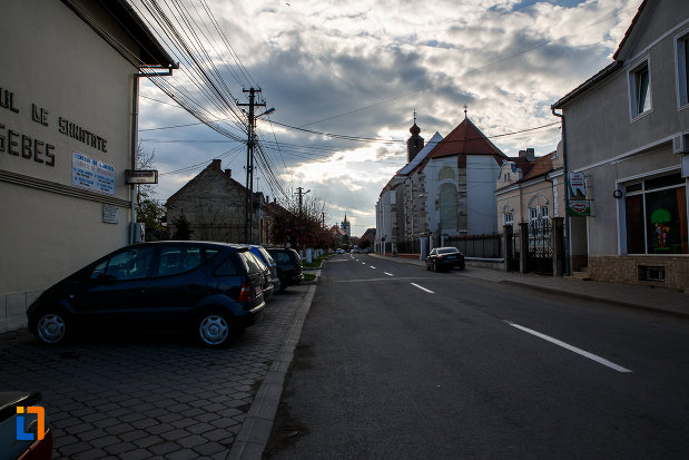 in-drum-spre-biserica-romano-catolica-sf-bartolomeu-din-sebes-judetul-alba.jpg