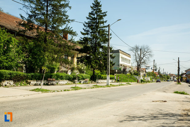 in-trecere-prin-orasul-targu-carbunesti-judetul-gorj.jpg