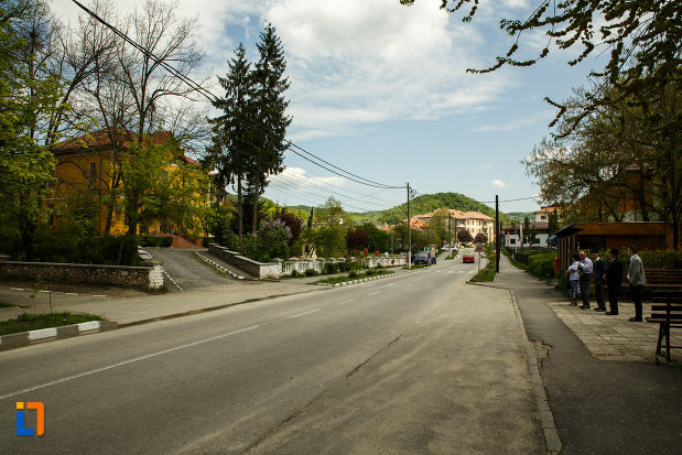 in-trecere-prin-statiunea-ocnele-mari-judetul-valcea.jpg