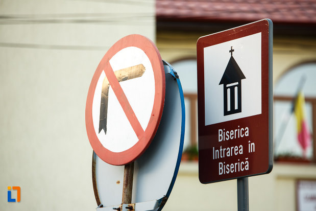 indicator-cu-biserica-veche-intrarea-in-biserica-din-horezu-judetul-valcea.jpg