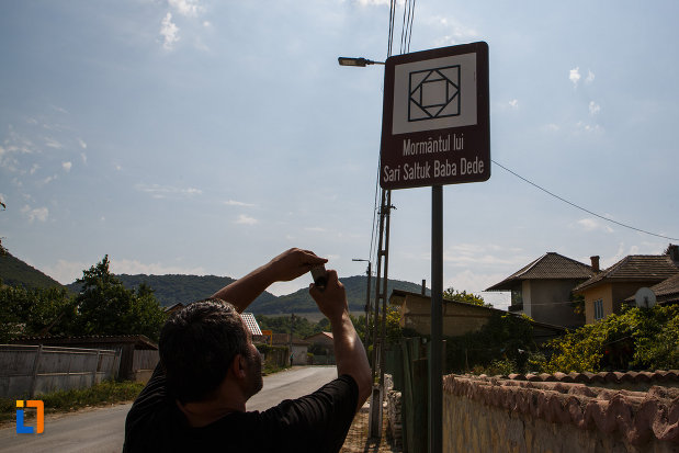 indicator-cu-mormantul-lui-sari-saltuk-baba-dede-din-babadag-judetul-tulcea.jpg