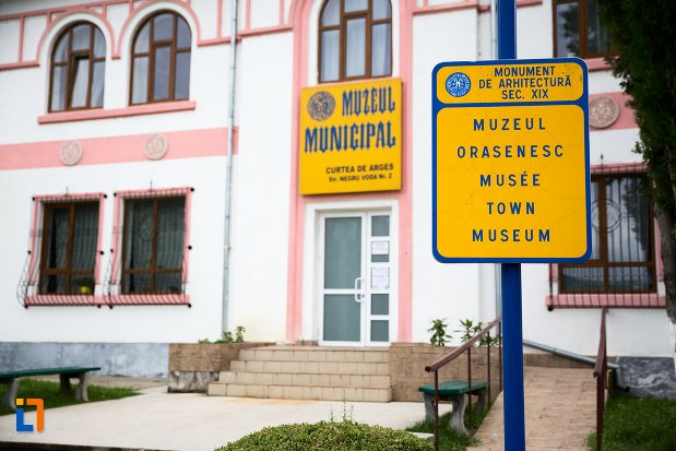 indicator-cu-muzeul-municipal-curtea-de-arges-judetul-arges.jpg