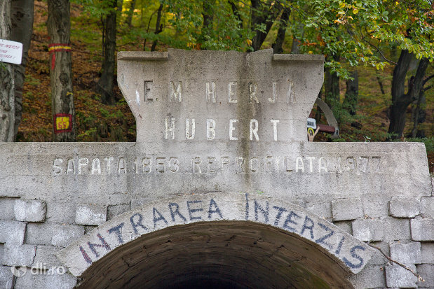 inscriptia-de-la-tunelul-em-herja-hubert-dintre-chiuzbaia-si-baia-sprie-judetul-maramures-2.jpg