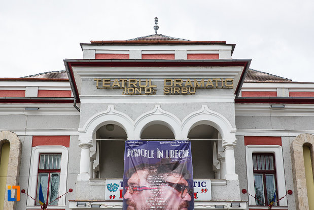 inscriptia-de-pe-cazinoul-functionarilor-azi-teatrul-i-d-sarbu-din-petrosani-judetul-hunedoara.jpg