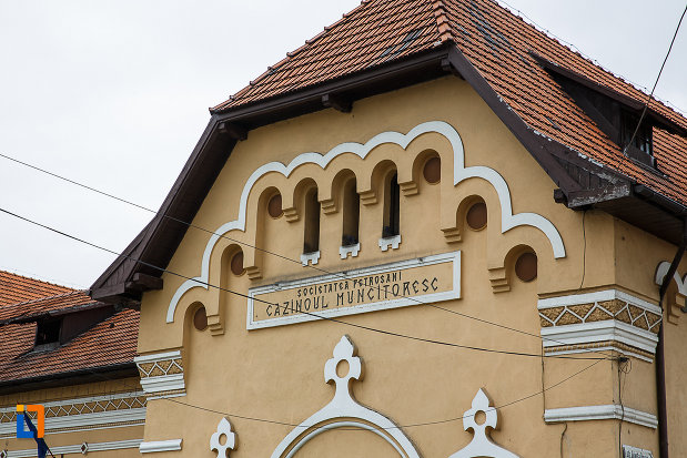 inscriptia-de-pe-cazinoul-muncitoresc-din-petrosani-judetul-hunedoara.jpg