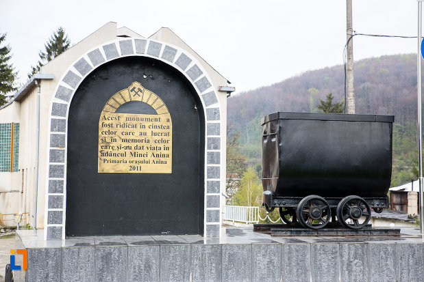 inscriptia-de-pe-monument-inchinat-minerilor-din-anina-judetul-caras-severin.jpg