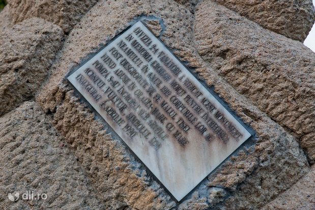 inscriptia-de-pe-monumentul-eroilor-cazuti-in-primul-razboi-mondial-din-oradea-judetul-bihor.jpg