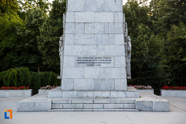 inscriptia-de-pe-monumentul-ostasului-necunoscut-din-timisoara-judetul-timis.jpg