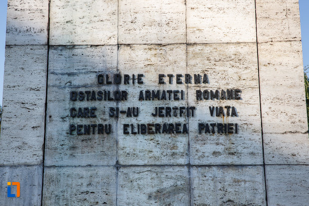 inscriptia-de-pe-monumentul-ostasului-roman-din-targu-mures-judetul-mures.jpg
