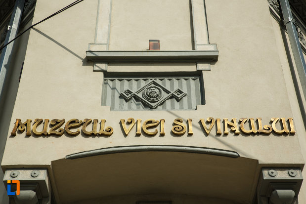 inscriptia-de-pe-muzeul-podgoriei-muzeul-viei-si-vinului-din-dragasani-judetul-valcea.jpg