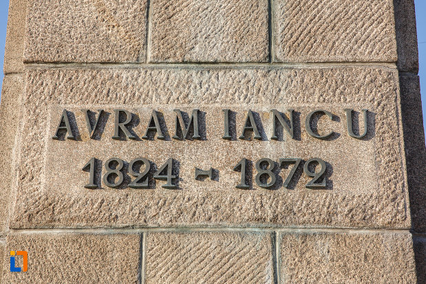 inscriptia-de-pe-statuia-lui-avram-iancu-din-targu-mures-judetul-mures.jpg