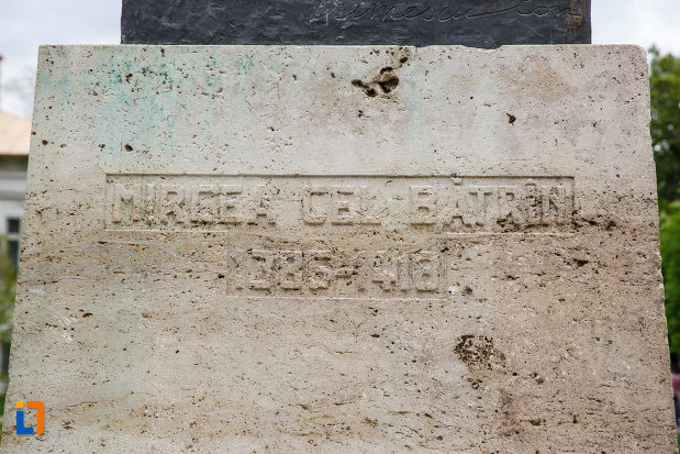 inscriptia-de-pe-statuia-lui-mircea-cel-batran-din-ramnicu-valcea-judetul-valcea.jpg
