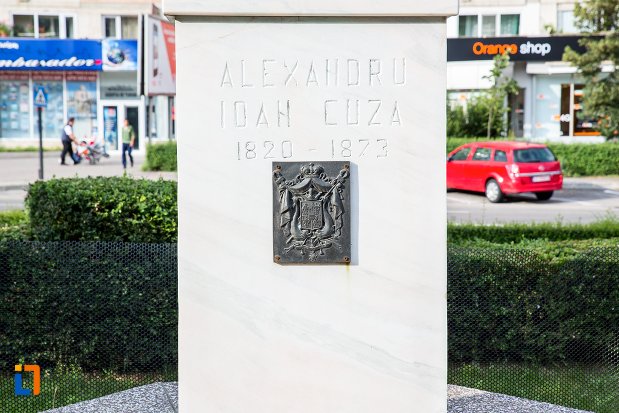 inscriptie-de-pe-bustul-lui-al-ioan-cuza-din-pitesti-judetul-arges.jpg