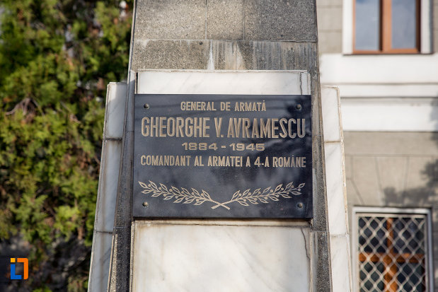 inscriptie-de-pe-bustul-lui-gheorghe-v-avramescu-din-cluj-napoca-judetul-cluj.jpg