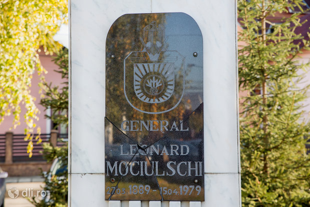 inscriptie-de-pe-bustul-lui-leonard-mociulschi-din-sighetu-marmatiei-judetul-maramures.jpg