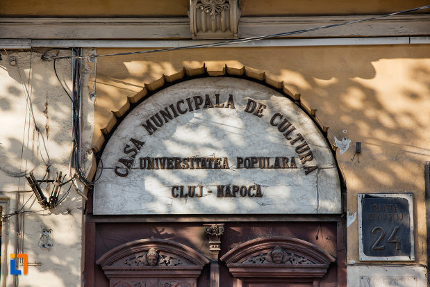 inscriptie-de-pe-casa-municipala-de-cultura-din-cluj-napoca-judetul-cluj.jpg