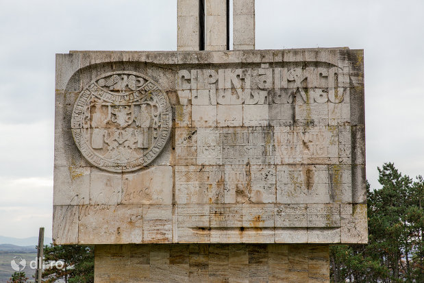 inscriptie-de-pe-monumentul-mihai-viteazul-din-guruslau-judetul-salaj.jpg