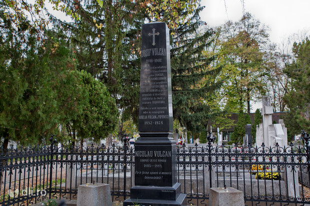 inscriptie-de-pe-mormantul-lui-josif-vulcan-din-oradea-judetul-bihor.jpg