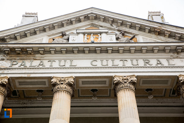 inscriptie-de-pe-palatul-cultural-din-arad-judetul-arad.jpg