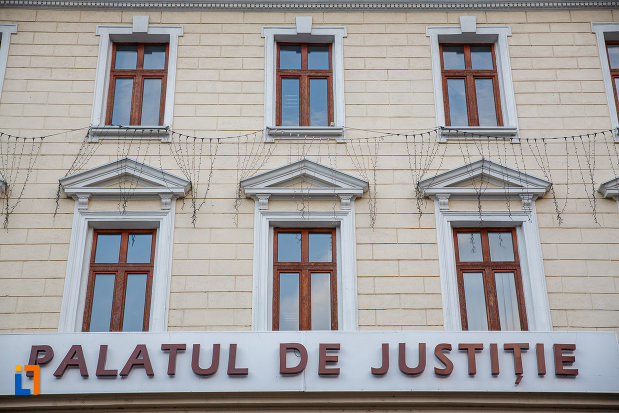 inscriptie-de-pe-palatul-de-justitie-din-suceava-judetul-suceava.jpg