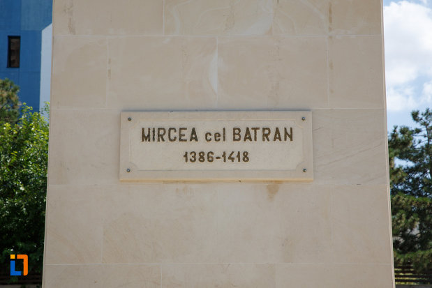 inscriptie-de-pe-statuia-lui-mircea-cel-batran-din-tulcea-judetul-tulcea.jpg