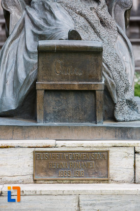 inscriptie-de-pe-statuia-reginei-elisabeta-carmen-silva-a-romaniei-din-sinaia-judetul-prahova.jpg