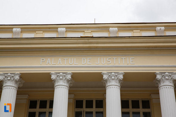 inscriptie-de-pe-tribunalul-judetului-valcea-fostul-palat-de-justitie-din-ramnicu-valcea-judetul-valcea.jpg