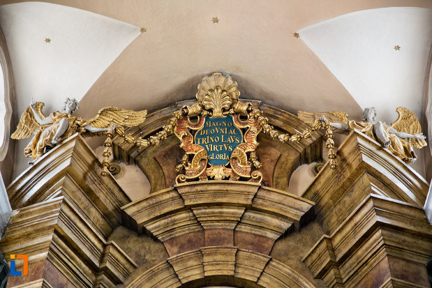 inscriptie-si-detalii-din-biserica-romana-catolica-sfanta-treime-din-cluj-napoca-judetul-cluj.jpg