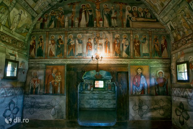 interior-biserica-din-muzeul-satului-osenesc-din-negresti-oas-judetul-satu-mare.jpg