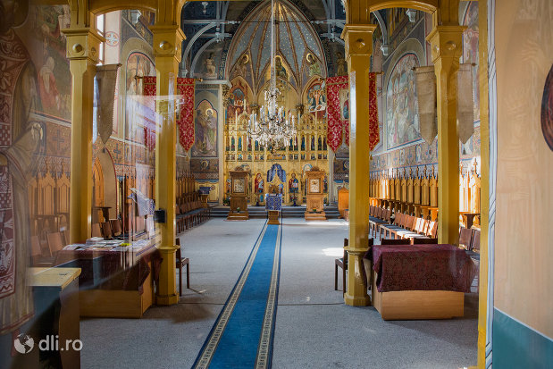 interior-biserica-ortodoxa-adormirea-maicii-domului-din-sighetu-marmatiei-judetul-maramures.jpg