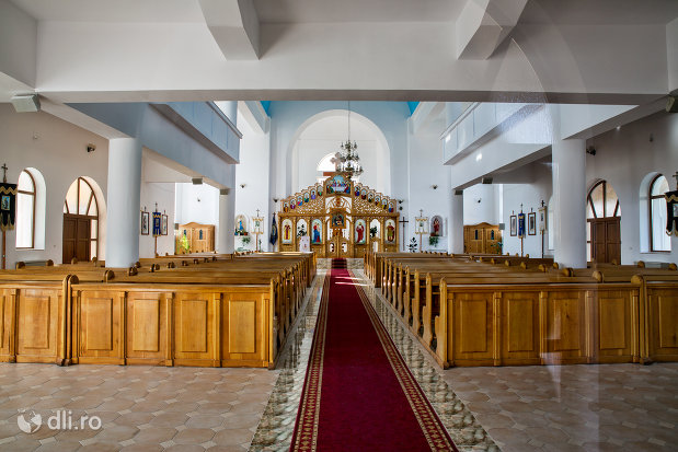 interior-biserica-sf-dumitru-din-tarsolt-judetul-satu-mare.jpg