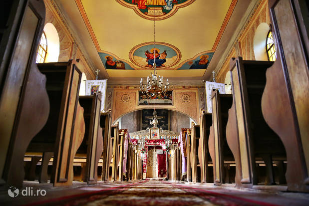 interior-culoar-biserica-greco-catolica-veche-din-cauas-judetul-satu-mare.jpg