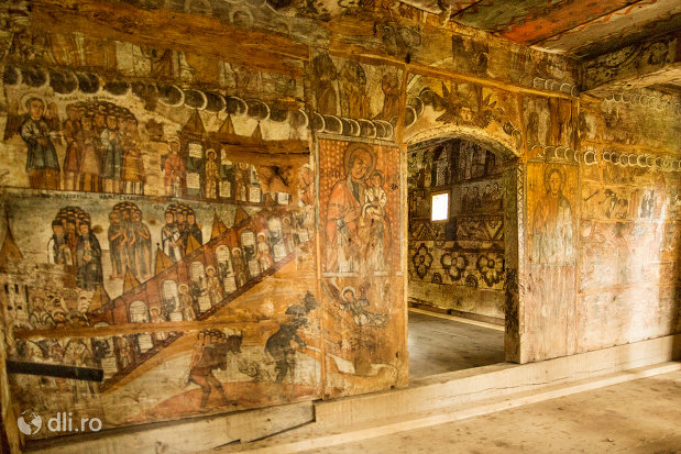 interior-din-lemn-biserica-de-lemn-nasterea-maicii-domnului-din-calinesti-judetul-maramures.jpg