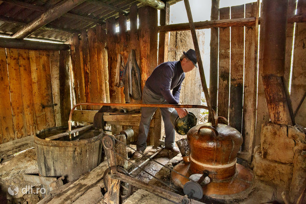interior-palincaria-din-sieu-judetul-maramures.jpg