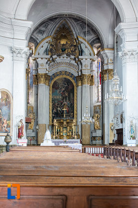 interiorul-de-la-biserica-armeano-catolica-sf-elisabeta-din-dumbraveni-judetul-sibiu.jpg