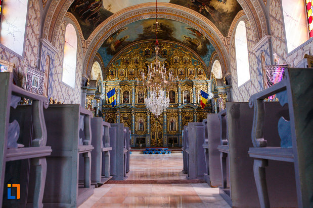 interiorul-de-la-biserica-ortodoxa-nasterea-maicii-domnului-din-sannicolau-mare-judetul-timis.jpg