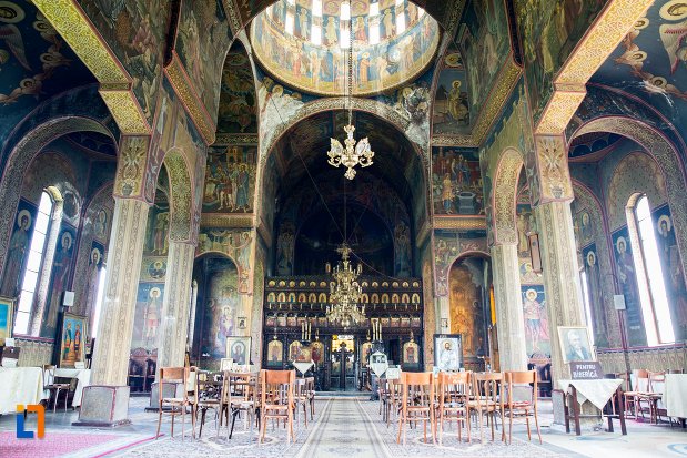 interiorul-de-la-biserica-ortodoxa-sf-gheorghe-din-racari-judetul-dambovita.jpg
