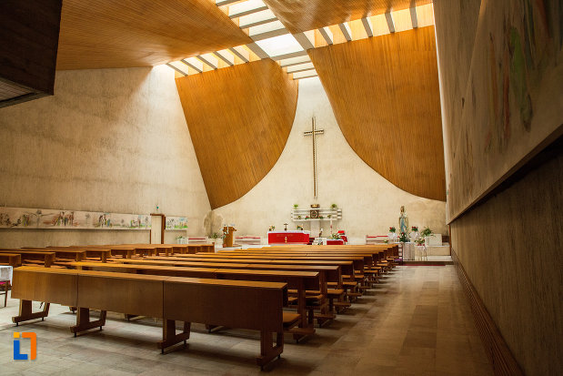 interiorul-de-la-biserica-romano-catolica-neprihanita-zamislire-din-orsova.jpg
