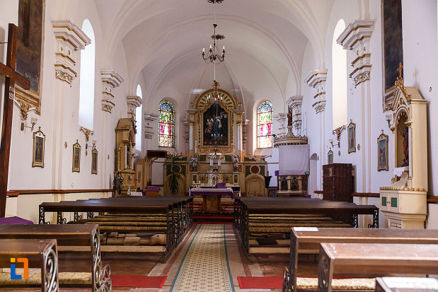interiorul-de-la-biserica-si-manastirea-franciscana-din-orastie-judetul-hunedoara.jpg