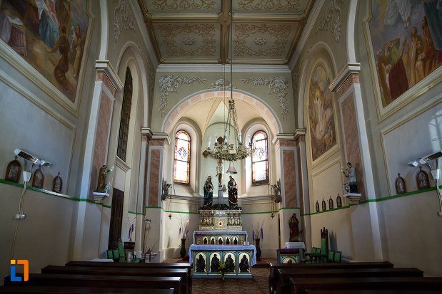 interiorul-de-la-capela-romano-catolica-din-alba-iulia-judetul-alba.jpg