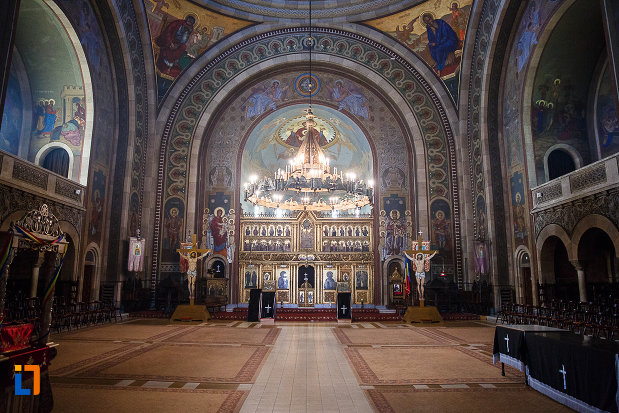 interiorul-de-la-catedrala-ortodoxa-sf-arhangheli-mihail-si-gavril-din-orastie-judetul-hunedoara.jpg