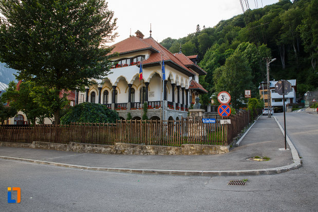 intersectia-cu-muzeul-memorial-cezar-petrescu-din-busteni-judetul-prahova.jpg