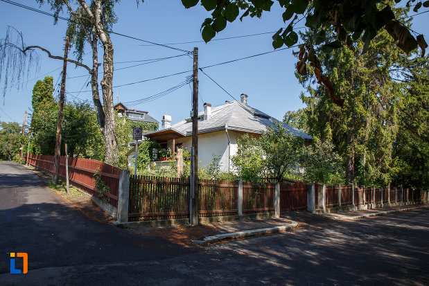 intersectie-de-strazi-cu-casa-folcloristului-simeon-florea-marian-din-suceava-judetul-suceava.jpg