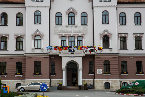 intrare-ain-primaria-din-lugoj-judetul-timis.jpg
