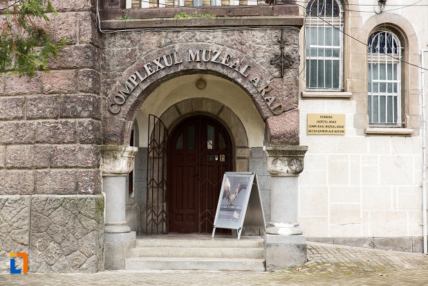 intrare-din-lateral-in-palatul-cultural-din-arad-judetul-arad.jpg