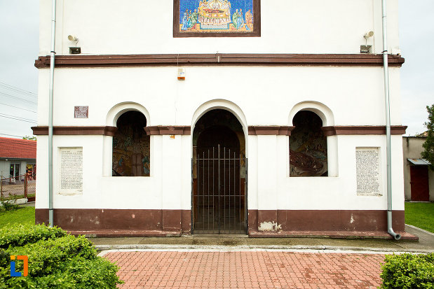 intrare-in-biserica-adormirea-maicii-domnului-din-bailesti-judetul-dolj.jpg
