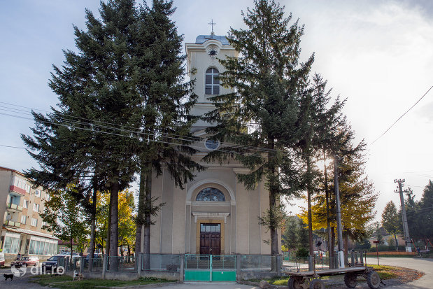 intrare-in-biserica-catolica-din-ocna-sugatag-judetul-maramures.jpg