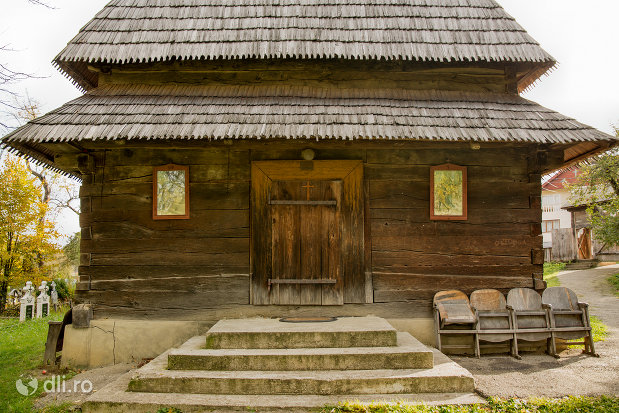 intrare-in-biserica-de-lemn-din-hoteni-judetul-maramures.jpg