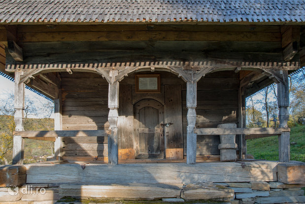 intrare-in-biserica-de-lemn-din-valea-stejarului-judetul-maramures.jpg