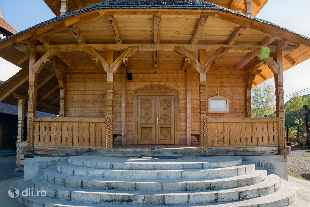 intrare-in-biserica-de-lemn-ortodoxa-din-baia-sprie-judetul-maramures.jpg